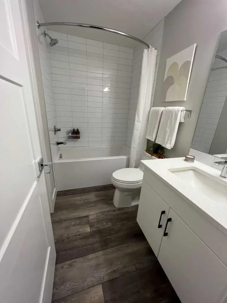 8355 19 Avenue SW Calgary AB T3H 6G3