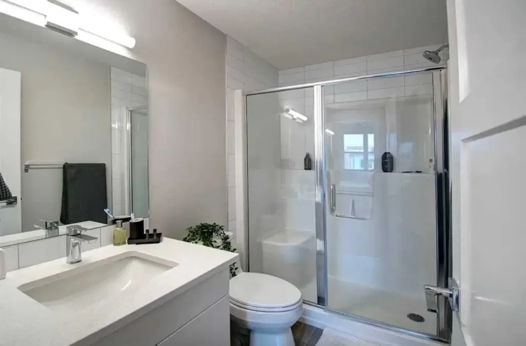 8355 19 Avenue SW Calgary AB T3H 6G3