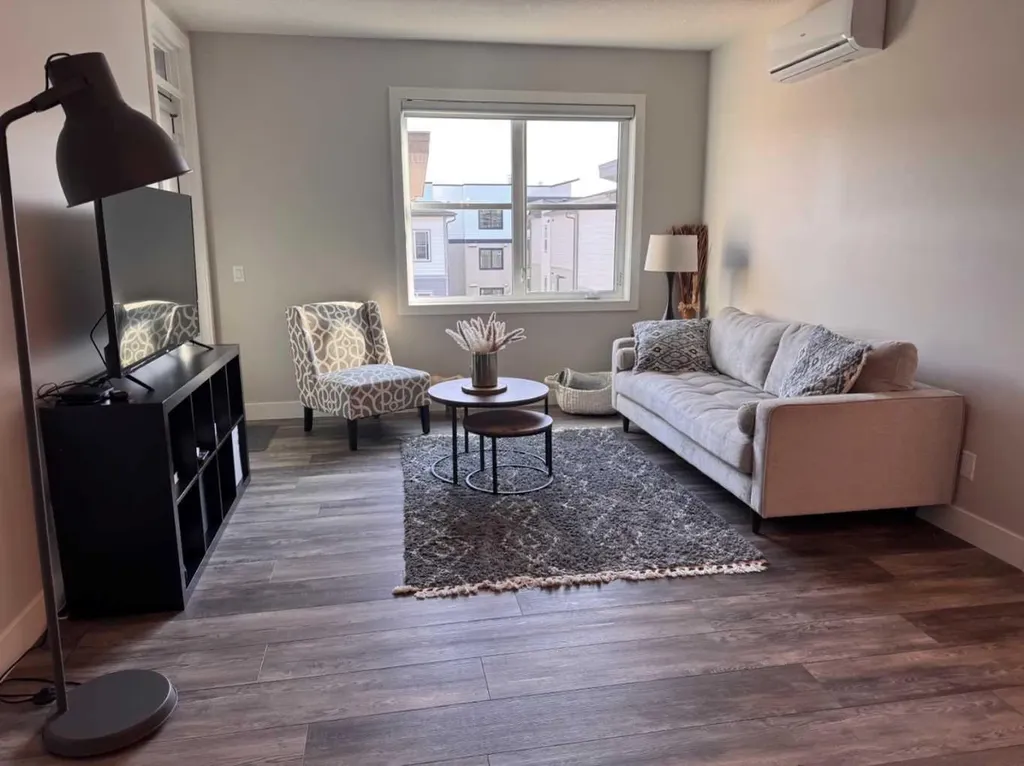 8355 19 Avenue SW Calgary AB T3H 6G3