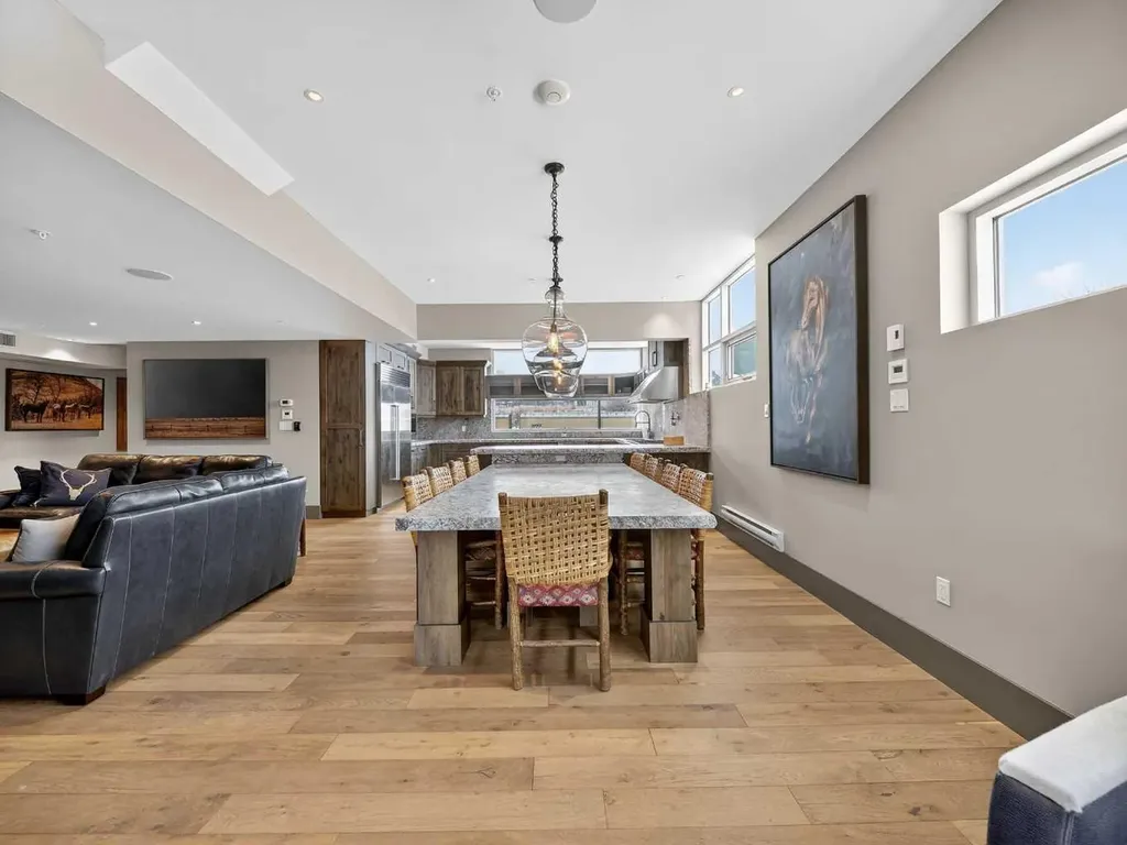 1015 11 Street SE Calgary AB T2T 2T2
