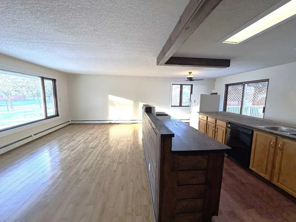 4913 48 Avenue Forestburg AB T0B 1N0