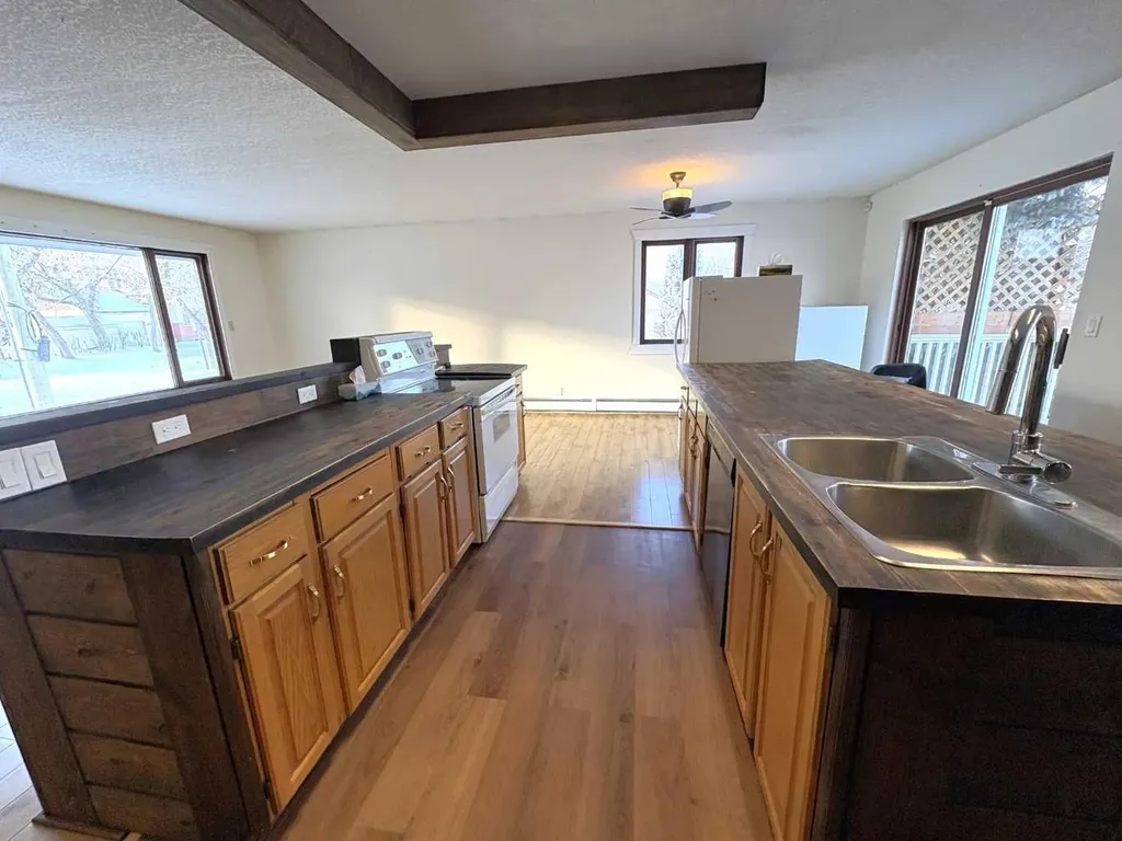 4913 48 Avenue Forestburg AB T0B 1N0