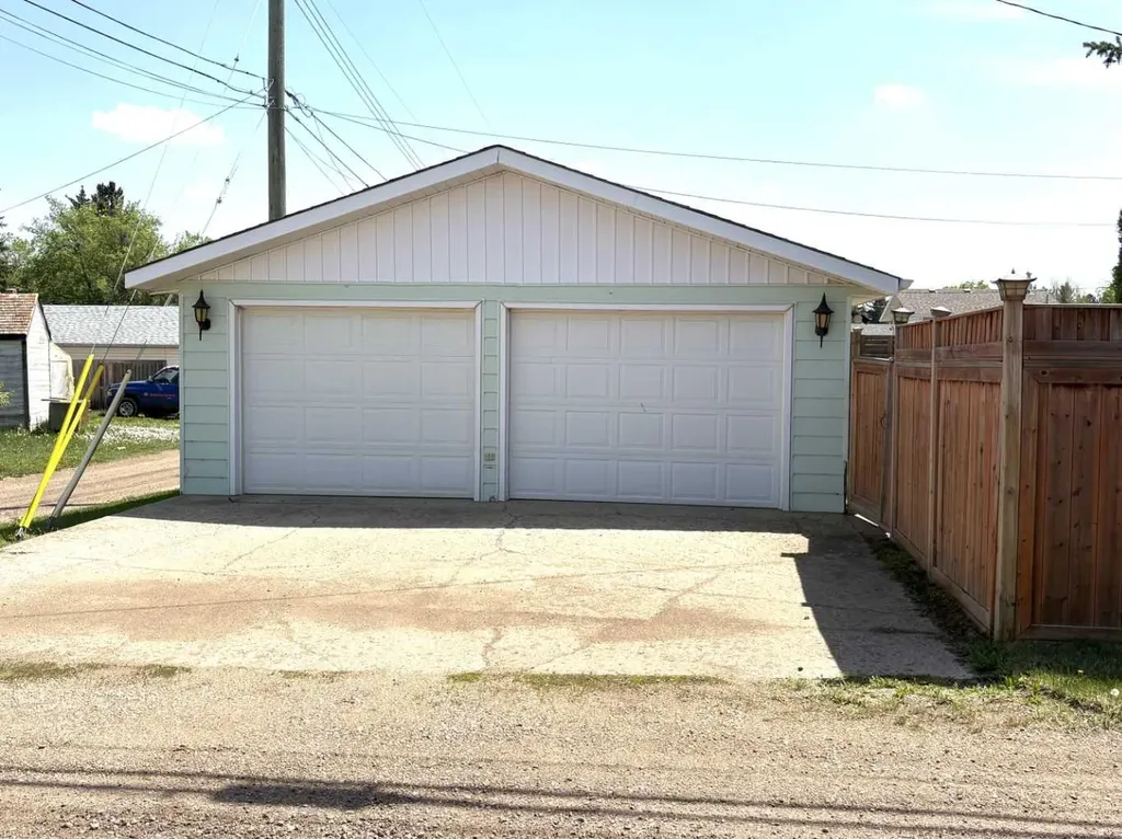 4913 48 Avenue Forestburg AB T0B 1N0