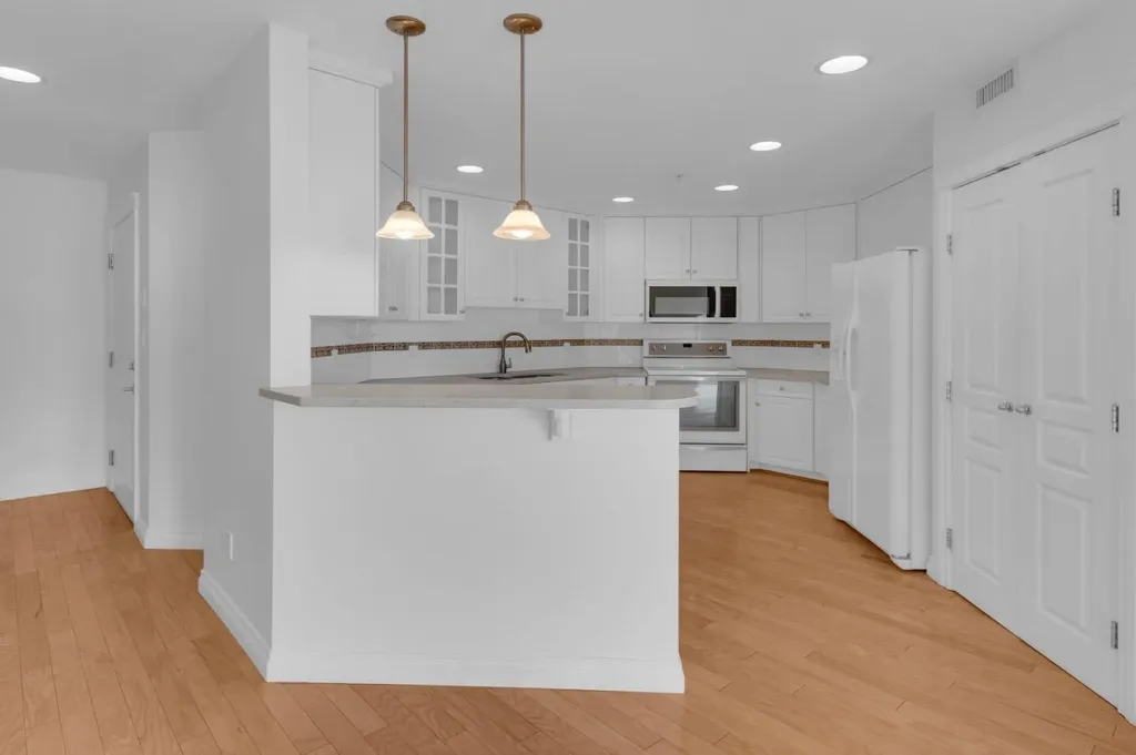 1718 14 Avenue NW Calgary AB T2N 4Y7