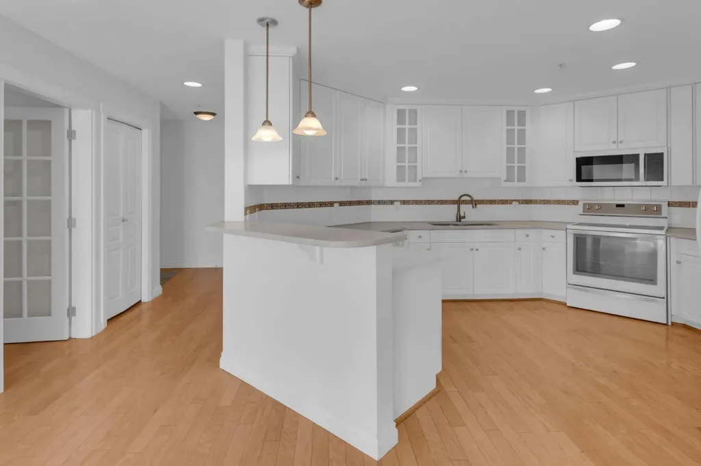 1718 14 Avenue NW Calgary AB T2N 4Y7