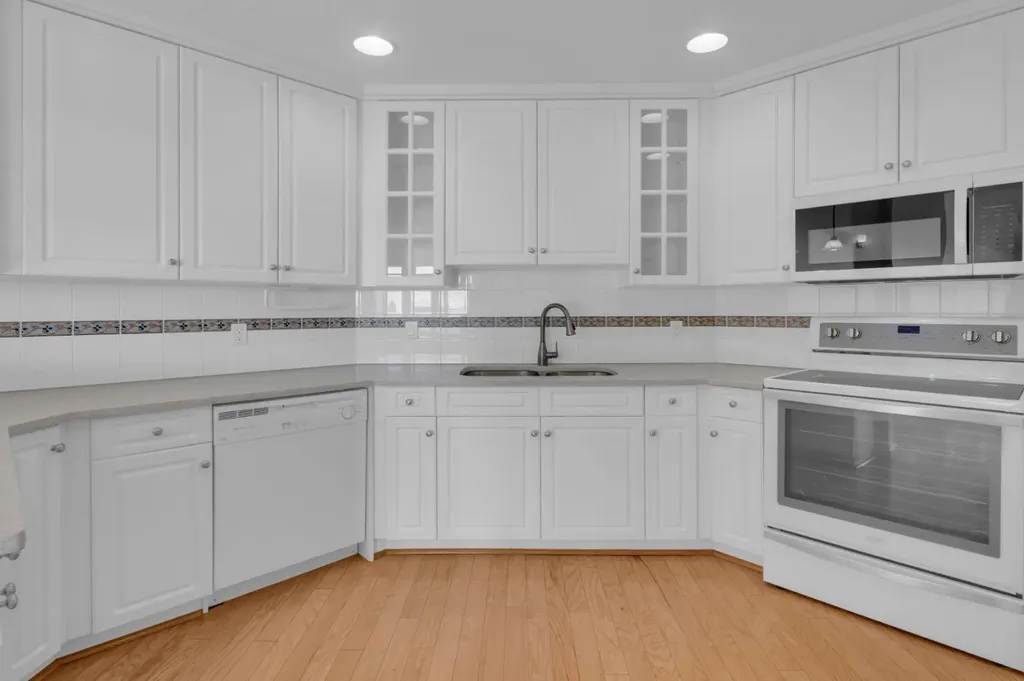 1718 14 Avenue NW Calgary AB T2N 4Y7