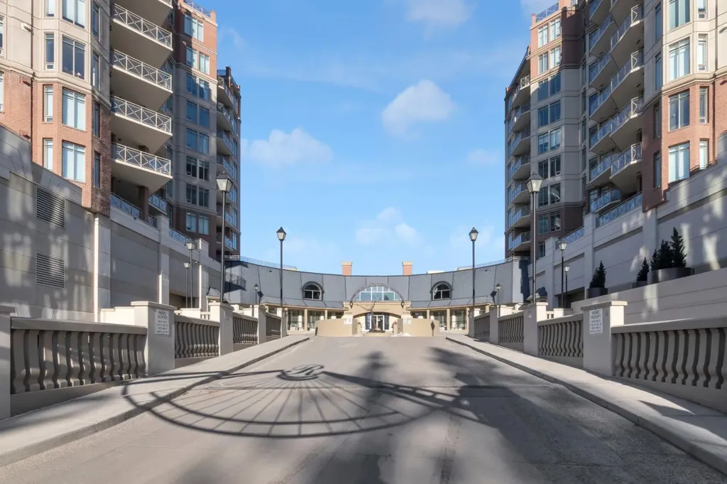 1718 14 Avenue NW Calgary AB T2N 4Y7