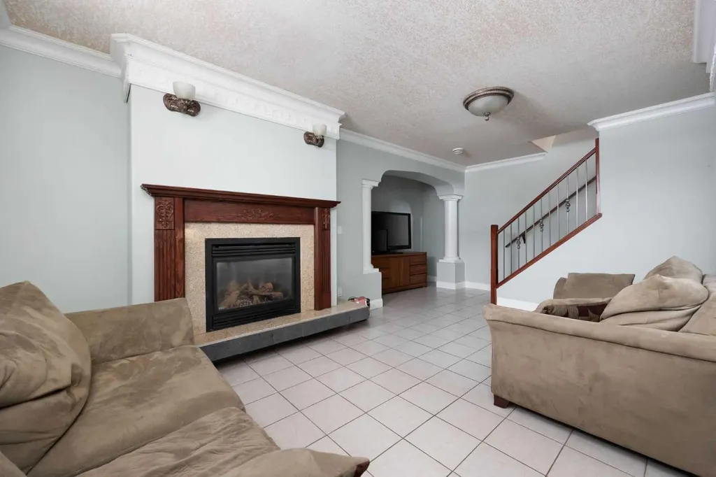 158 Pickles Crescent Fort Mcmurray AB T9K 2T7