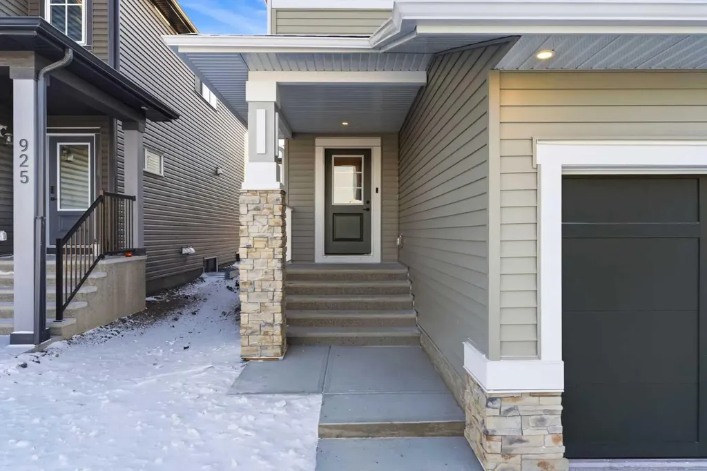 921 Chinook Winds Meadow SW Airdrie AB T4B 0R7