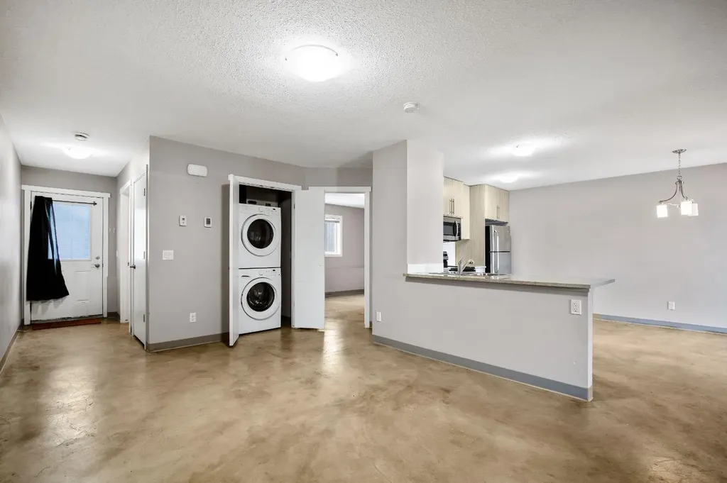 204 6 Avenue Strathmore AB T1P 1S3