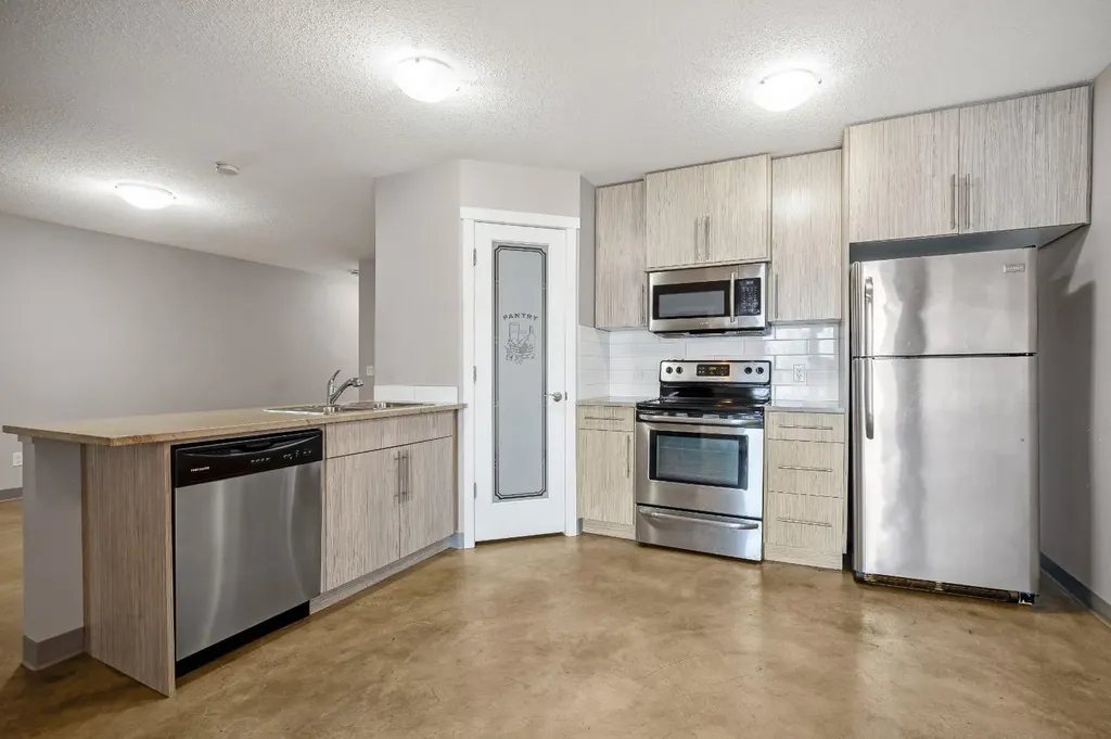 204 6 Avenue Strathmore AB T1P 1S3