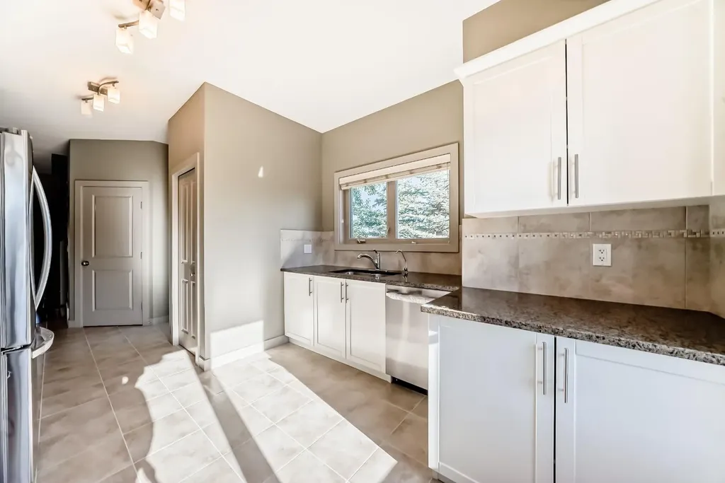 12 Cougar Ridge Landing SW Calgary AB T3H 0X8