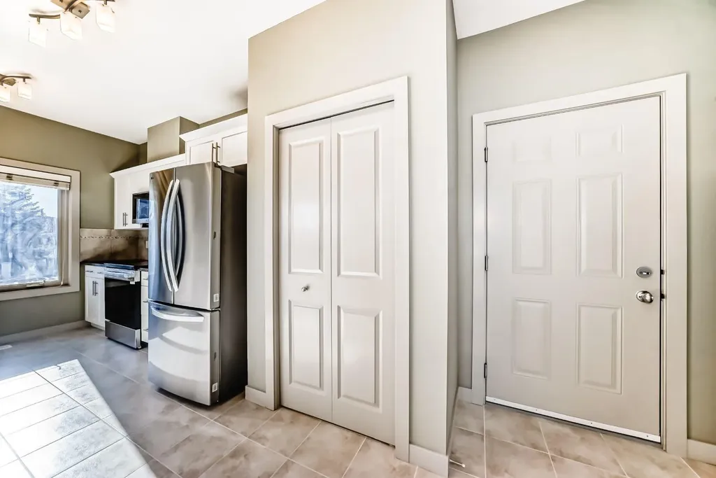 12 Cougar Ridge Landing SW Calgary AB T3H 0X8