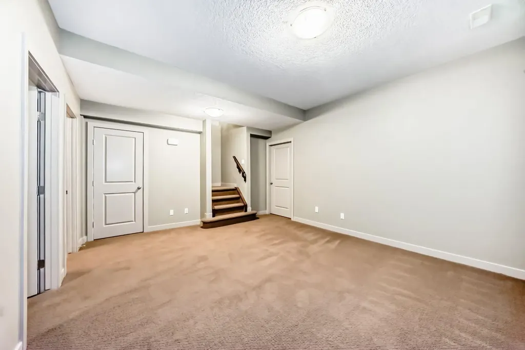12 Cougar Ridge Landing SW Calgary AB T3H 0X8