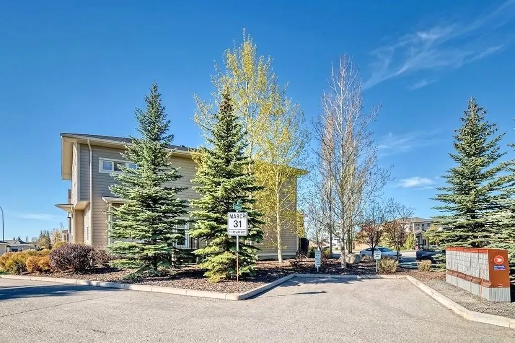 12 Cougar Ridge Landing SW Calgary AB T3H 0X8