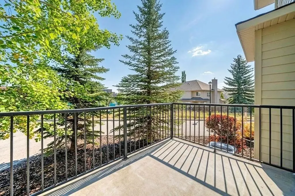 12 Cougar Ridge Landing SW Calgary AB T3H 0X8