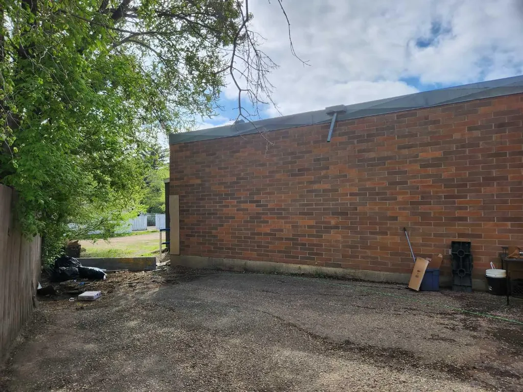 208 Railway Avenue E Drumheller AB T0J 0Y4
