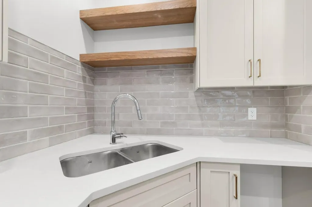 5463 55 Avenue Lacombe AB T4L 1M1