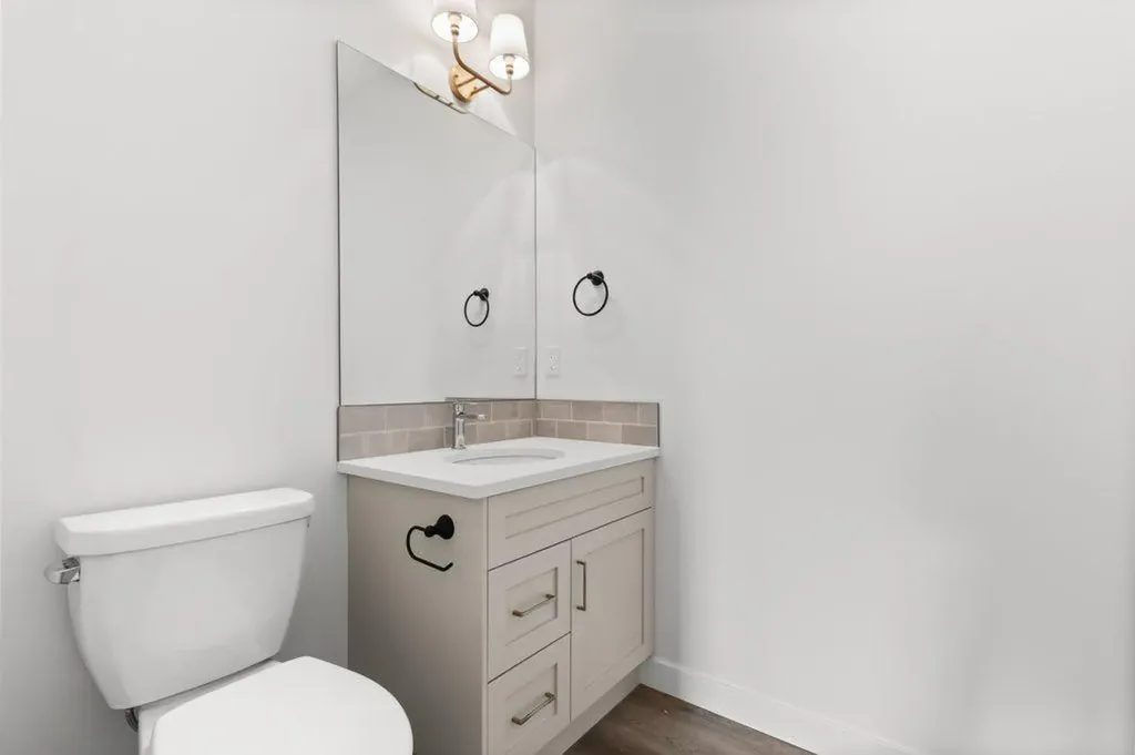5463 55 Avenue Lacombe AB T4L 1M1