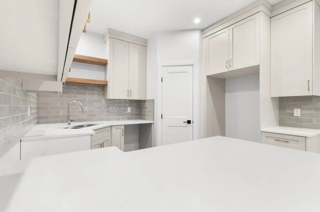5463 55 Avenue Lacombe AB T4L 1M1