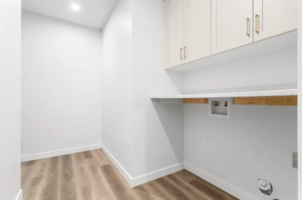 5463 55 Avenue Lacombe AB T4L 1M1