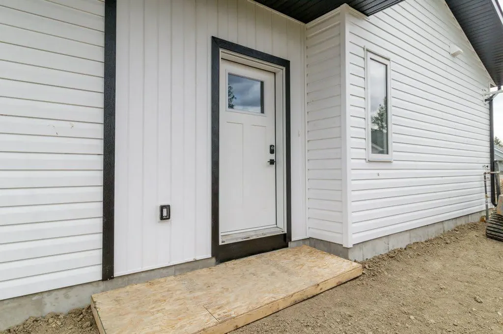 5463 55 Avenue Lacombe AB T4L 1M1