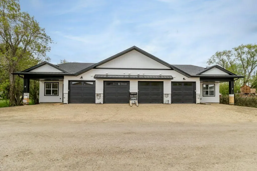 5463 55 Avenue Lacombe AB T4L 1M1