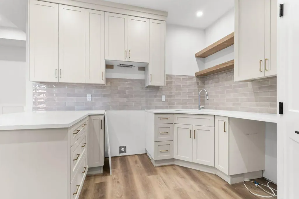 5463 55 Avenue Lacombe AB T4L 1M1