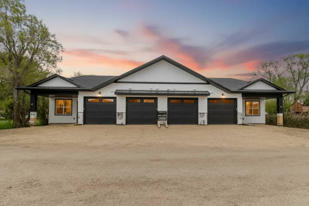 5463 55 Avenue Lacombe AB T4L 1M1