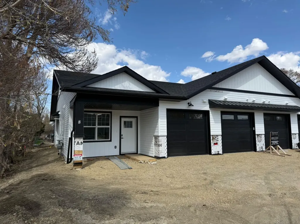 5463 55 Avenue Lacombe AB T4L 1M1