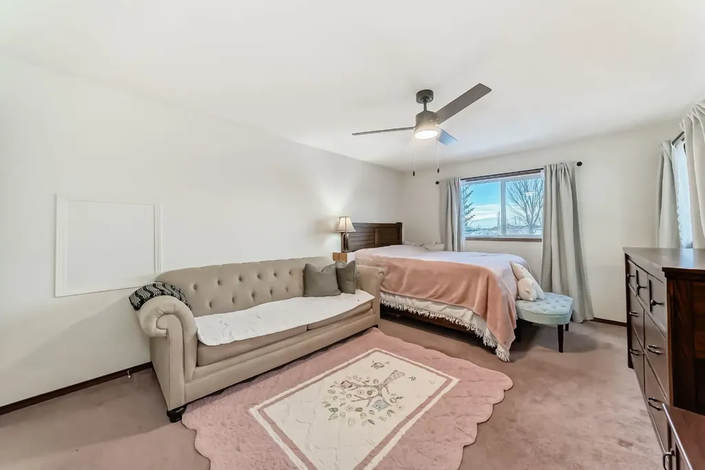 3708 Douglas Ridge Way SE Calgary AB T2Z 3B6