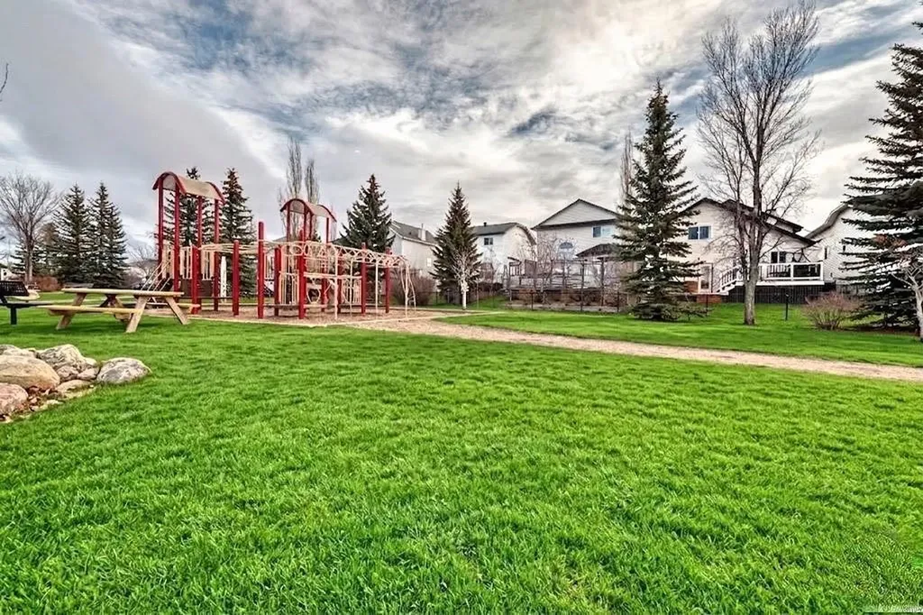 3708 Douglas Ridge Way SE Calgary AB T2Z 3B6