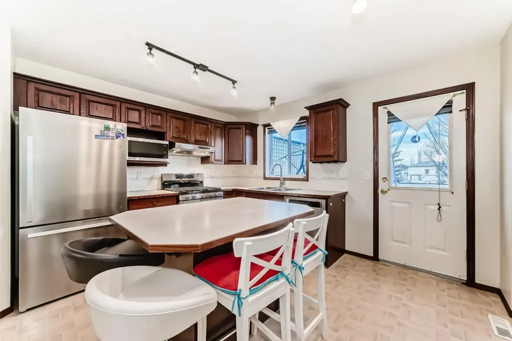 3708 Douglas Ridge Way SE Calgary AB T2Z 3B6