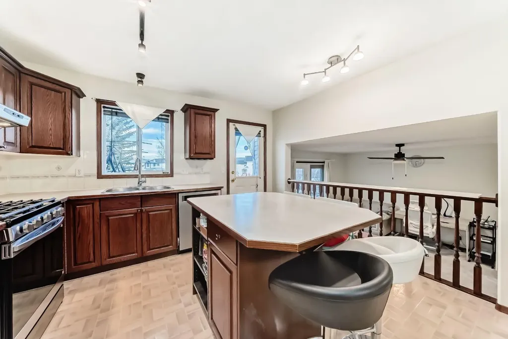 3708 Douglas Ridge Way SE Calgary AB T2Z 3B6