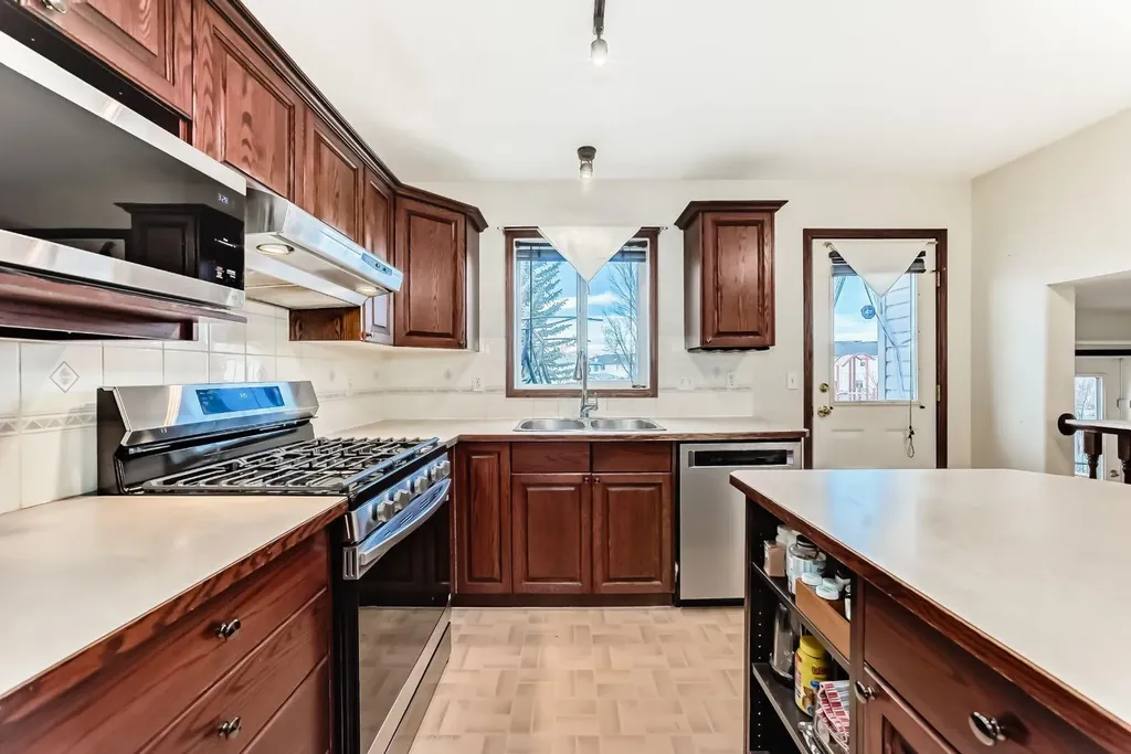 3708 Douglas Ridge Way SE Calgary AB T2Z 3B6