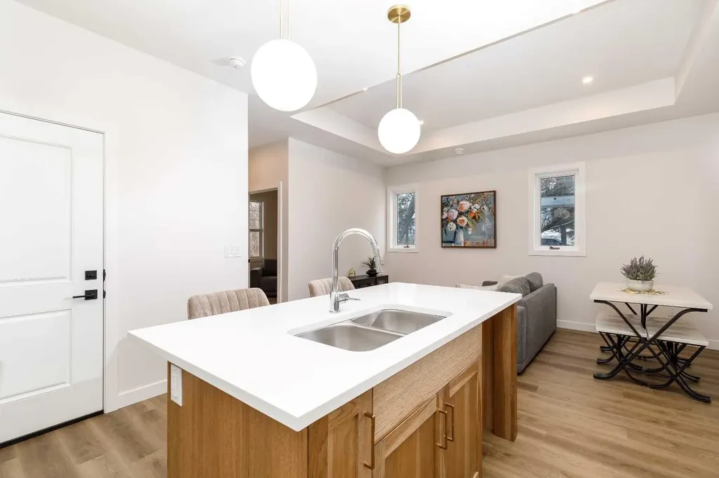 5463 55 Avenue Lacombe AB T4L 1M1