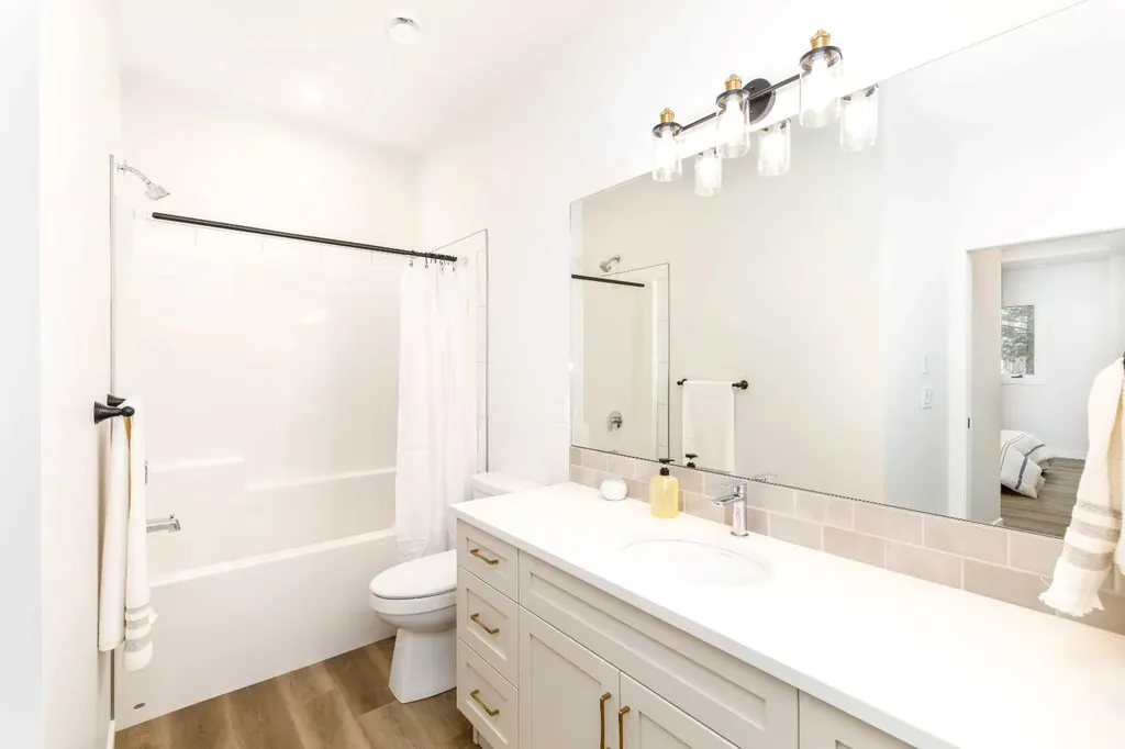 5463 55 Avenue Lacombe AB T4L 1M1