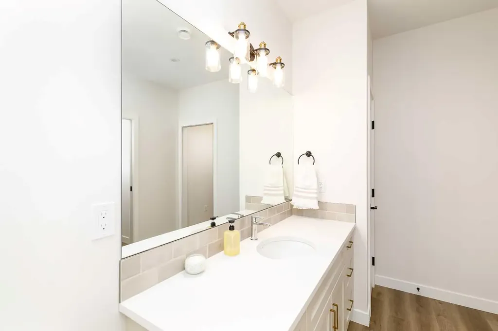 5463 55 Avenue Lacombe AB T4L 1M1