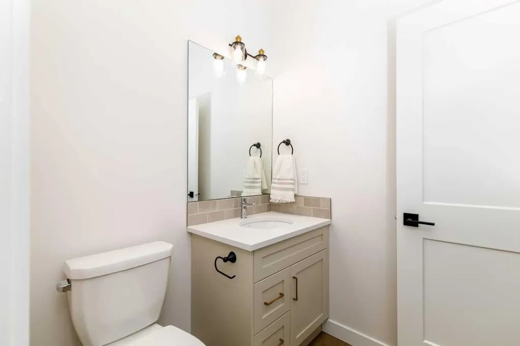5463 55 Avenue Lacombe AB T4L 1M1