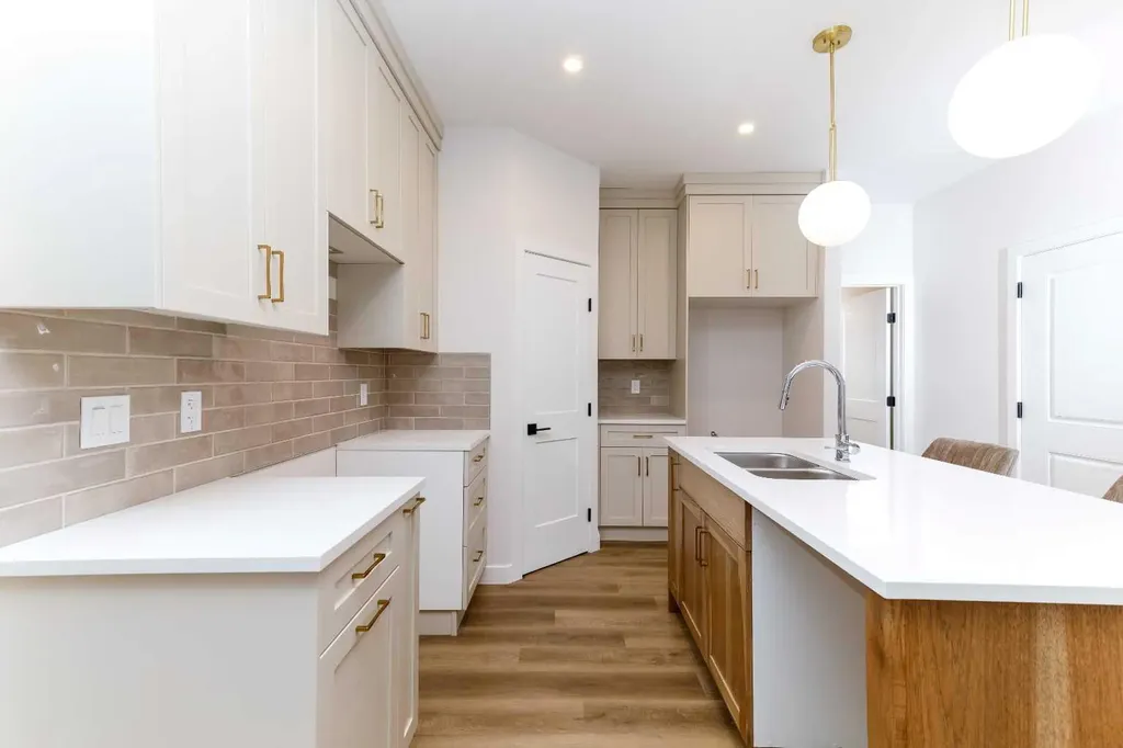 5463 55 Avenue Lacombe AB T4L 1M1
