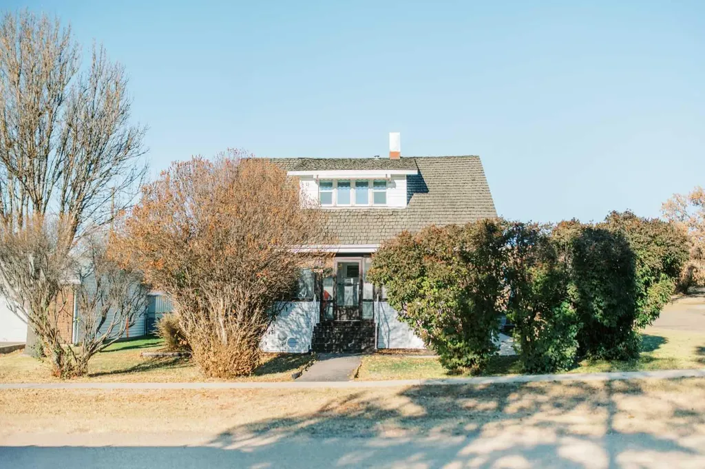 221 4th Avenue S Big Valley AB T0J 0G0