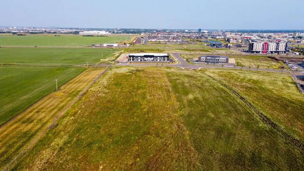 11802 104 Avenue Grande Prairie AB T8V 8B5