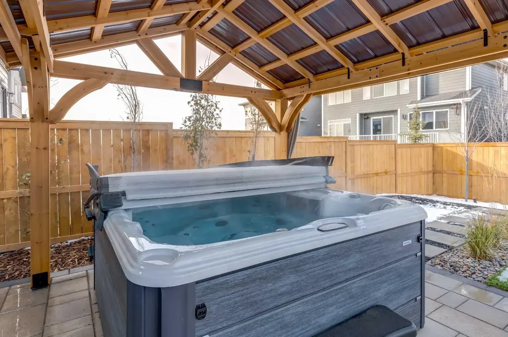 18 South Shore Bay Chestermere AB T1X 2R9
