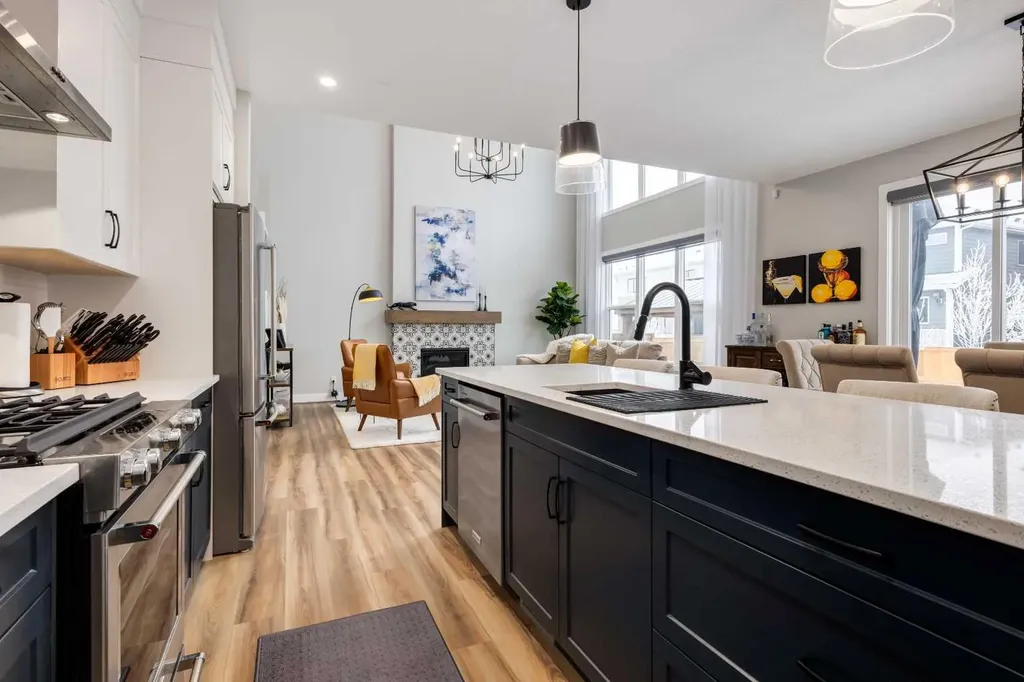 18 South Shore Bay Chestermere AB T1X 2R9