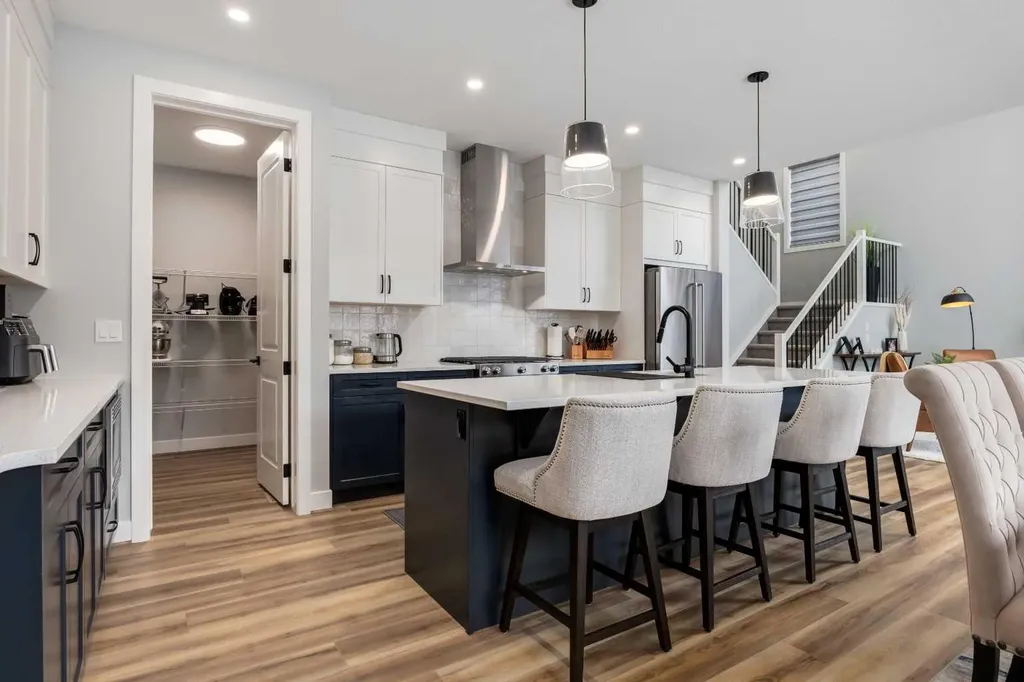 18 South Shore Bay Chestermere AB T1X 2R9