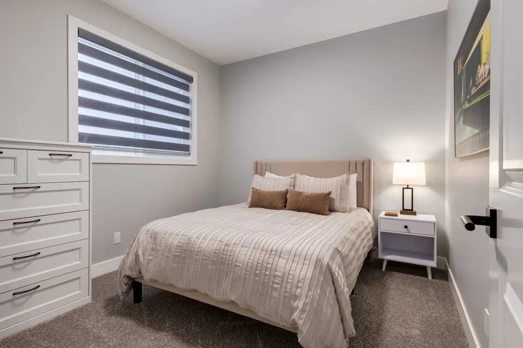 18 South Shore Bay Chestermere AB T1X 2R9