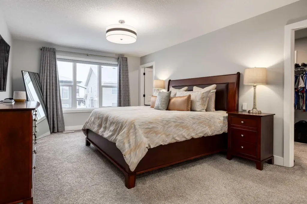 18 South Shore Bay Chestermere AB T1X 2R9