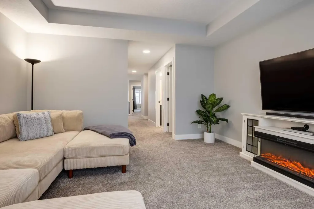 18 South Shore Bay Chestermere AB T1X 2R9