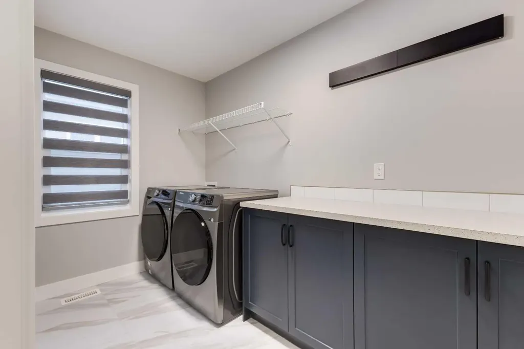 18 South Shore Bay Chestermere AB T1X 2R9