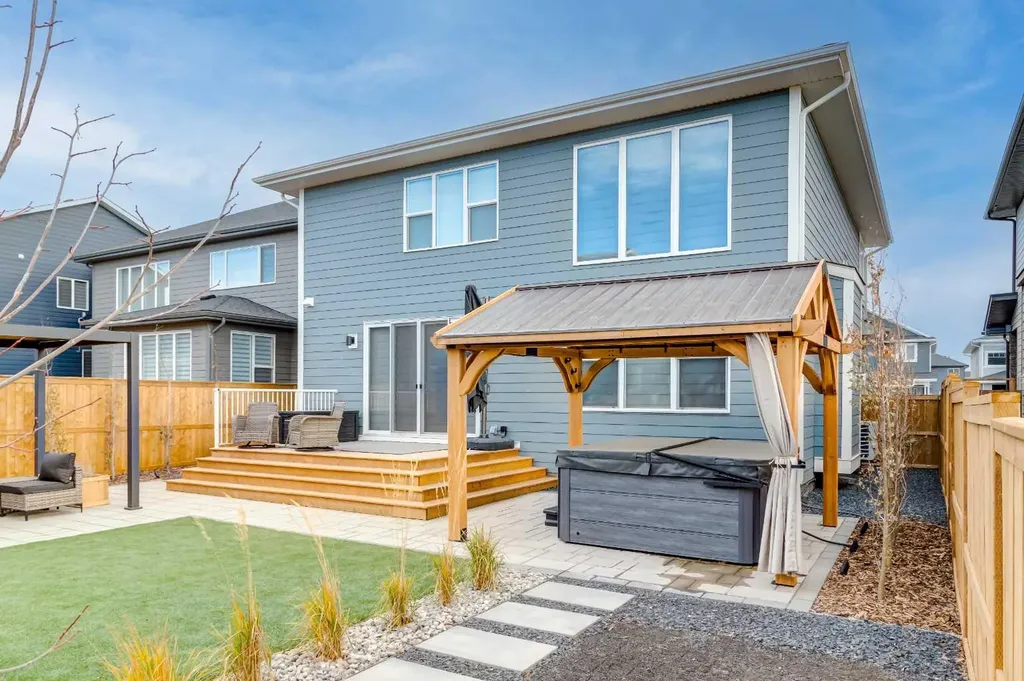18 South Shore Bay Chestermere AB T1X 2R9